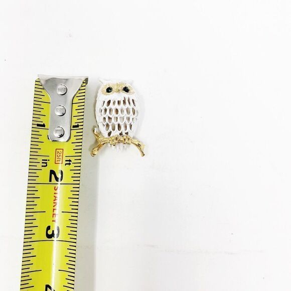 Vintage NAPIER White And Gold Tone Green Rhinestone Owl Brooch SIGNED 1 5/8" - Picture 4 of 4